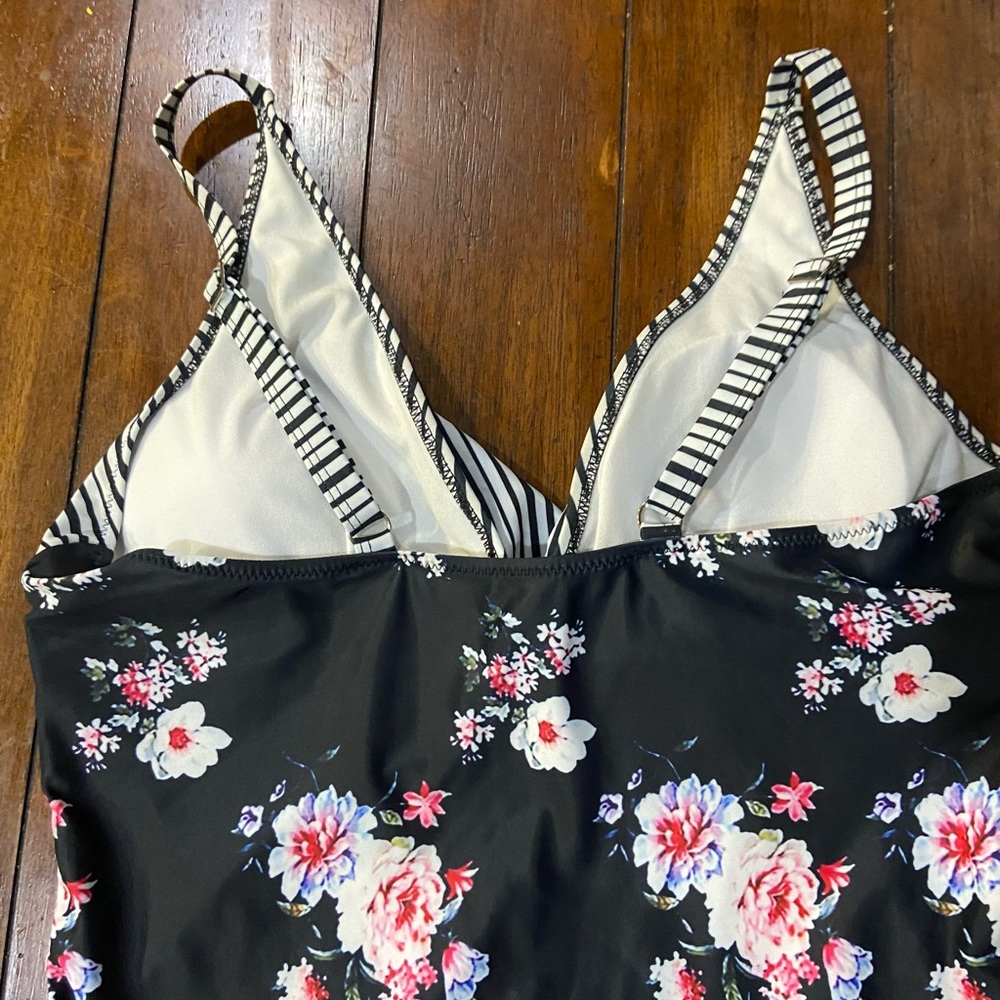 Women’s new one piece (XXL) - Picture 4 of 6